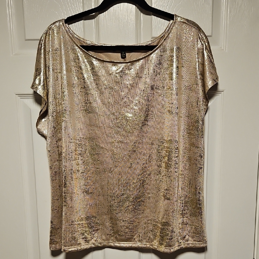 Park & Main Gold Metallic Foil Top